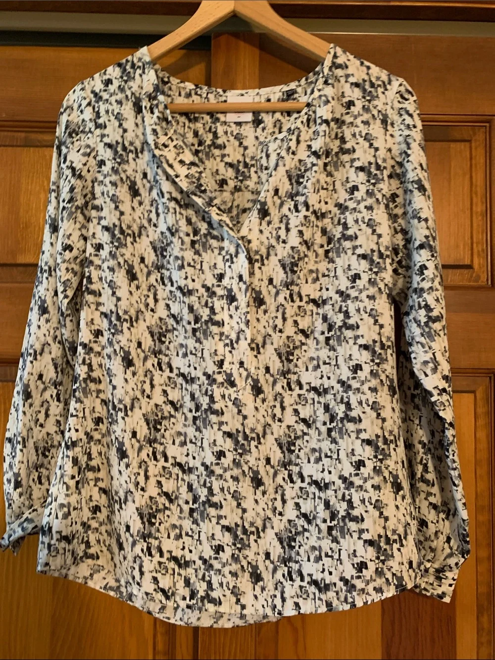 Cabi Lightweight Black and White Patterned V-Neck Women's Top